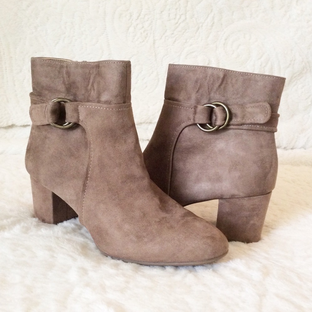 🌹WHITE MOUNTAIN COLISA FAUX SUEDE BOOTIES🌹